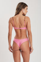 Cargar imagen en el visor de la galería, Model Back: Blueman Bragas Bottom Rosa Arriba
