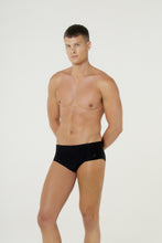 Cargar imagen en el visor de la galería, Model Front: Blueman Sunga / Boxer Sunga Country Preto
