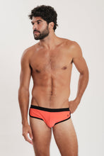 Cargar imagen en el visor de la galería, Model Front: Blueman Sunga / Boxer Sunga Miami Liso Coral

