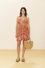 Cargar imagen en el visor de la galería, Model Front: Blueman Mini Dress Dress Resina Brisa-Suave
