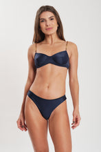 Cargar imagen en el visor de la galería, Model Front: Blueman Bragas Bottom Navy-Blue Arriba

