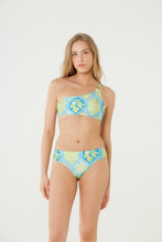 Cargar imagen en el visor de la galería, Model Front: Blueman Bragas Bottom Milano Cannes Polen
