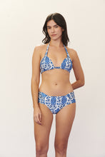 Cargar imagen en el visor de la galería, Model Front: Blueman Sostén Top Seiva-Doce-Azul Prado
