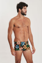 Cargar imagen en el visor de la galería, Model Front: Blueman Sunga / Boxer Sunga Army Coquetel
