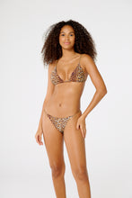 Cargar imagen en el visor de la galería, Model Front: Blueman Sostén Top Egito Fox Pintada
