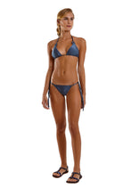 Cargar imagen en el visor de la galería, Model Front: Blueman Sostén Top Liso Azul
