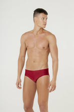 Cargar imagen en el visor de la galería, Model Front: Blueman Sunga / Boxer Sunga Ricky Vermelho
