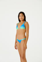 Cargar imagen en el visor de la galería, Model Front: Blueman Bragas Bottom Malibu Degrade Sky
