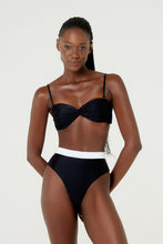 Cargar imagen en el visor de la galería, Model Front: Blueman Bragas Bottom Latino Belga Preto
