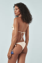 Cargar imagen en el visor de la galería, Model Back: Blueman Sostén Top Off-White Cortininha-Bordado
