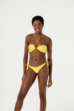Cargar imagen en el visor de la galería, Model Front: Blueman Bragas Bottom Surfista Liso Alt23 Amarelo
