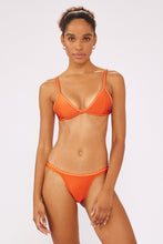 Cargar imagen en el visor de la galería, Model Front: Blueman Bragas Bottom Laranja Dance-Pesponto
