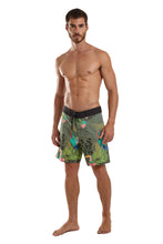 Cargar imagen en el visor de la galería, Model Front: Blueman Pantalones Cortos De Surf Bermuda Midi Pkt Praia Florestinha Verde
