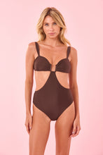 Cargar imagen en el visor de la galería, Model Front: Blueman Una Pieza Marrom Quenia
