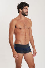 Cargar imagen en el visor de la galería, Model Front: Blueman Sunga / Boxer Sunga Army Crepúsculo Bicolor Liso Cinza

