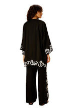 Cargar imagen en el visor de la galería, Model Back: Blueman Caftán / Cubrir Kimono Barrado Preto
