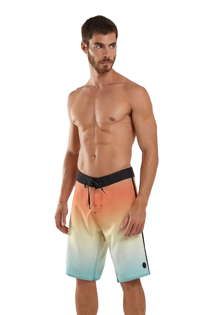 Model Front: Blueman Pantalones Cortos De Surf Bermuda Maxi Vies Espirito Solar