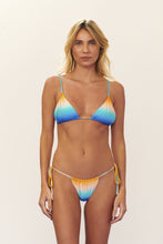 Cargar imagen en el visor de la galería, Model Front: Blueman Bragas Bottom Degrade-Summer Bel

