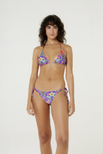 Cargar imagen en el visor de la galería, Model Front: Blueman Bragas Bottom Egito Nicole Apiculae
