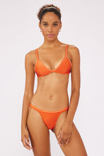 Cargar imagen en el visor de la galería, Model Front: Blueman Bragas Bottom Laranja Dance-Pesponto
