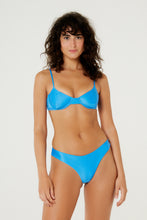 Cargar imagen en el visor de la galería, Model Front: Blueman Bragas Bottom Pepe Ariba Azul

