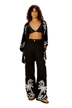 Cargar imagen en el visor de la galería, Model Front: Blueman Caftán / Cubrir Kimono Barrado Preto
