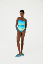 Cargar imagen en el visor de la galería, Model Front: Blueman Una Pieza Maio Antonella Degrade Sky
