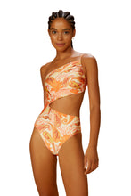 Cargar imagen en el visor de la galería, Model Front: Blueman Una Pieza Maio Emma Florest Salmao
