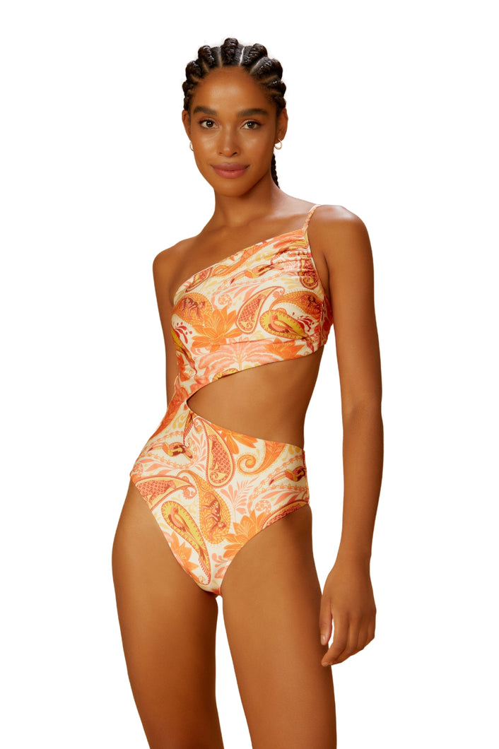 Model Front: Blueman Una Pieza Maio Emma Florest Salmao