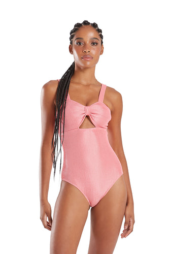 Model Front: Blueman Una Pieza Maio Lola Textura Shine Light