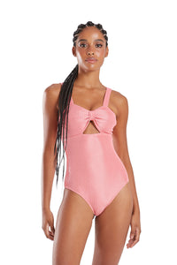 Model Front: Blueman Una Pieza Maio Lola Textura Shine Light
