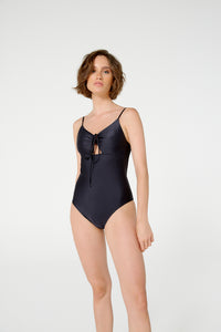 Model Front: Blueman Una Pieza Maio Malta Liso Preto