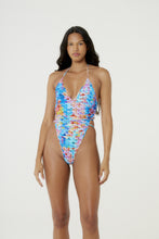 Cargar imagen en el visor de la galería, Model Front: Blueman Una Pieza Maio Nicolle Escama
