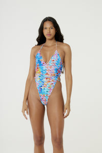 Model Front: Blueman Una Pieza Maio Nicolle Escama