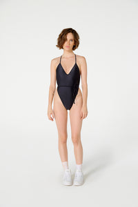 Model Front: Blueman Una Pieza Maio Nicolle Liso Preto