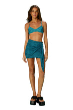 Cargar imagen en el visor de la galería, Model Front: Blueman Falda De Playa Mini Saia Tule Acqua
