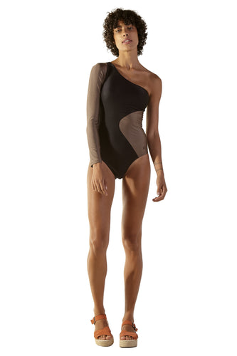 Model Front: Blueman Una Pieza Ornamento Caramel Preto