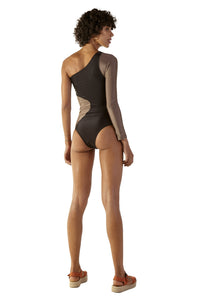 Model Back: Blueman Una Pieza Ornamento Caramel Preto