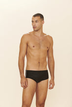 Cargar imagen en el visor de la galería, Model Front: Blueman Sunga / Boxer Sunga Army Cairo Preto
