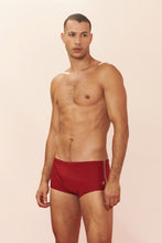 Cargar imagen en el visor de la galería, Model Front: Blueman Sunga / Boxer Sunga Army Cairo Vermelho
