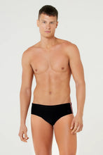 Cargar imagen en el visor de la galería, Model Front: Blueman Sunga / Boxer Sunga Ricky Fun Ly Preto
