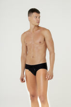 Cargar imagen en el visor de la galería, Model Front: Blueman Sunga / Boxer Sunga Spot Lisa Preto
