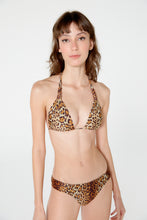 Cargar imagen en el visor de la galería, Model Front: Blueman Sostén Top Caribe New Pacifico Pintada
