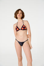 Cargar imagen en el visor de la galería, Model Front: Blueman Sostén Top Floral Crochet Preto
