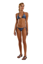 Cargar imagen en el visor de la galería, Model Front: Blueman Sostén Top Liso Azul
