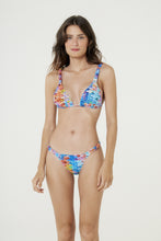 Cargar imagen en el visor de la galería, Model Front: Blueman Sostén Top Malibu Escama
