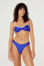 Cargar imagen en el visor de la galería, Model Front: Blueman Sostén Top Pepe Bias Arriba Azul
