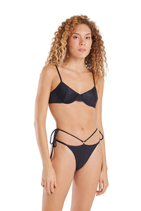 Model Front: Blueman Sostén Top Pepe Liso Preto