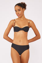 Cargar imagen en el visor de la galería, Model Front: Blueman Sostén Top Preto Chandon
