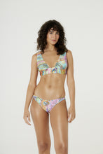 Cargar imagen en el visor de la galería, Model Front: Blueman Sostén Top Sum Pacifico Chic Universo Solar
